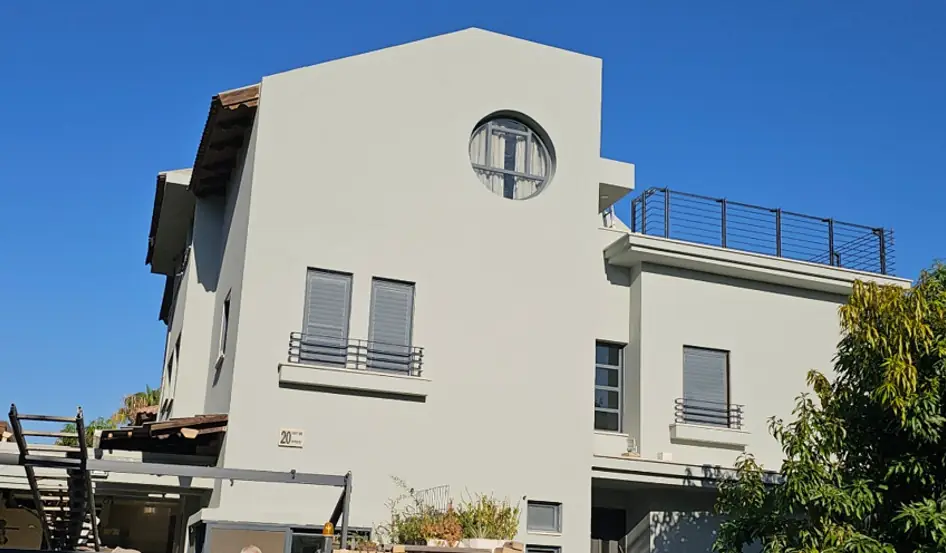 בית פרטי אחרי שיפוץ חזית, טיח בהיר וחלון עגול