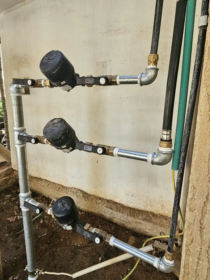 מרכזיית שלושה שעוני מים עם ברזים וצנרת הזנה מגולוונת חדשה